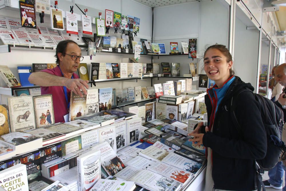 Un año más la Plaza de la Merced acoge una treintena de casetas repletas de lecturas para todos los gustos con motivo de la celebración de una nueva edición de la Feria del Libro que se prolongará hasta el 5 de mayo.