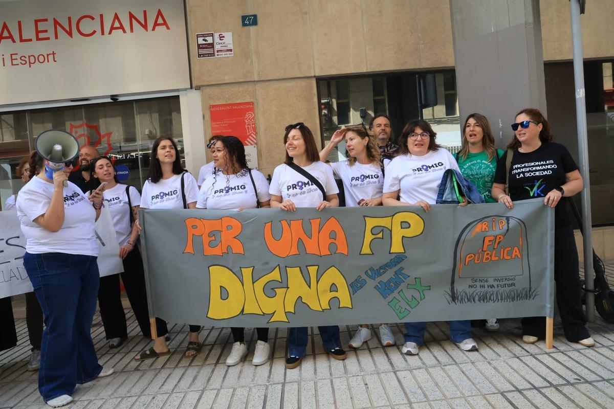 Concentración en la Dirección Territorial de Educación en Alicante por el recorte de ciclos de FP