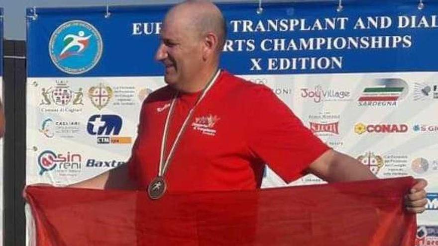 Carlos Sánchez recoge una de sus medallas en Cagliari 2018. // FdV