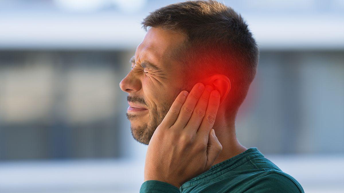 Muchos pacientes positivos en coronavirus experimentan graves dolores de oídos / MAN SUFFERING FROM OF STRONG EARACHE OR EAR PAIN. OTITIS. HIGH QUALITY PHOTO