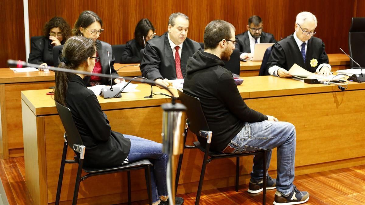 Vanesa Muñoz Pujol y Cristian Lastanao Valenilla, en el banquillo de los acusados de la Audiencia Provincial de Zaragoza.