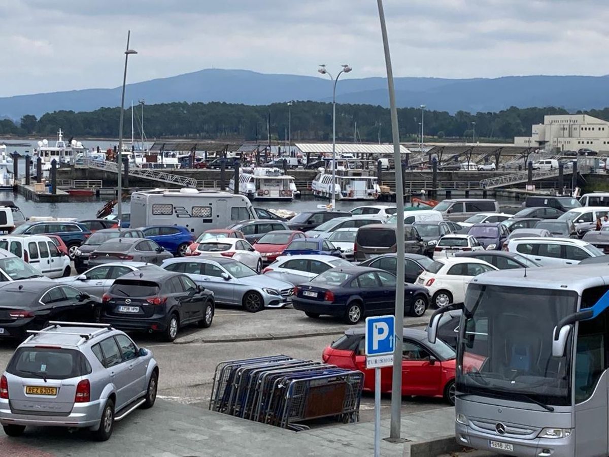 La zona portuaria de O Grove, totalmente colapsada, ayer.