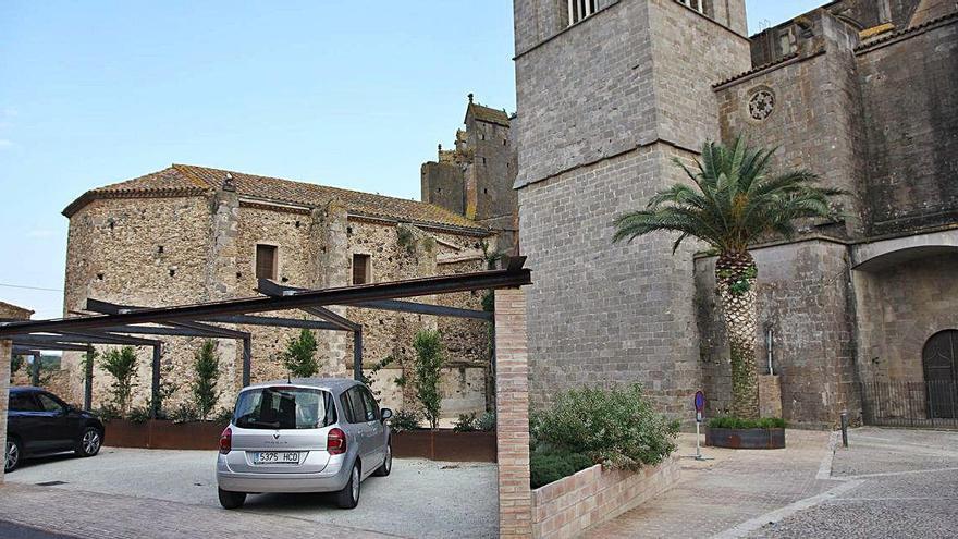 La plaça és tova perquè està recoberta majoritàriament de sauló.