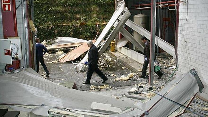 Trabajadores del diario observan los destrozos causados por la bomba, ayer en Zamudio.