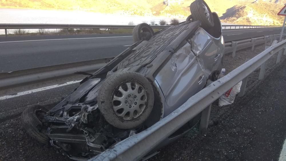 La autopista del Huerna, cortada por un accidente en Barrios de Luna