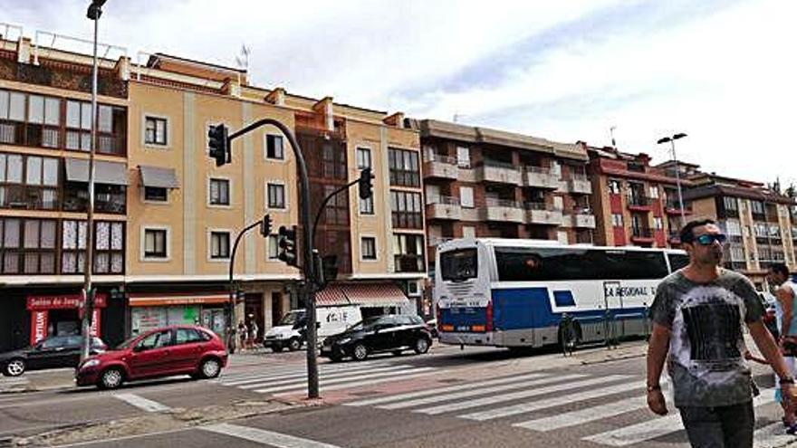 Un autobús pasa por una de las carrteras de la ciudad.