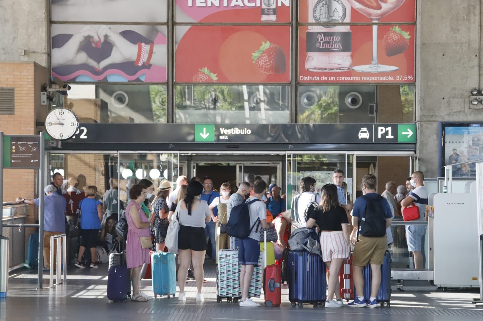 Viajeros esperan a la salida con retraso de sus trenes en la estación de Córdoba.