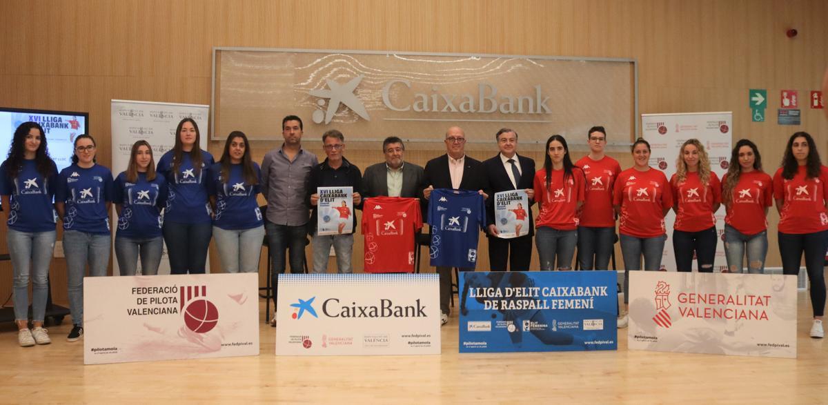 Foto de familia amb jugadores i autoritats en la presentació de la primera Lliga CaixaBank de raspall professional femení.