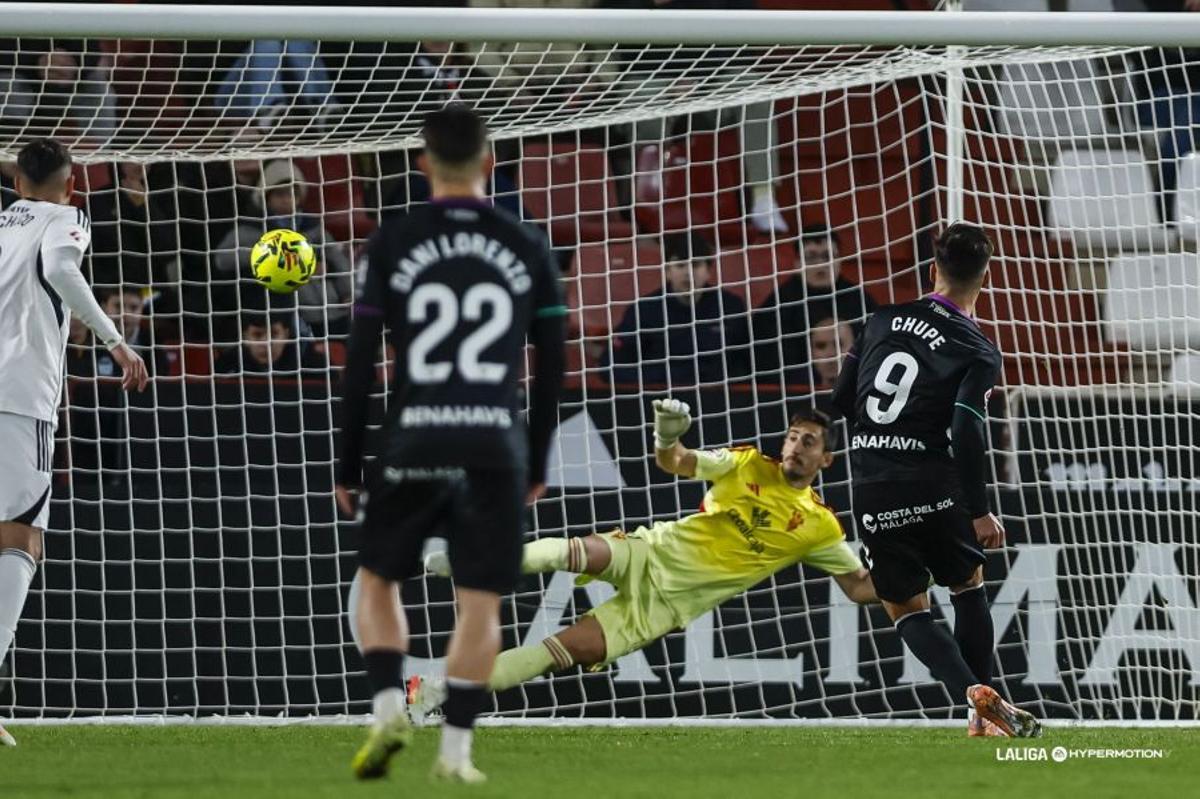 Chupe marcó de penalti a Mariño el 1-3 que certificó el triunfo del Málaga CF en el Carlos Belmonte.