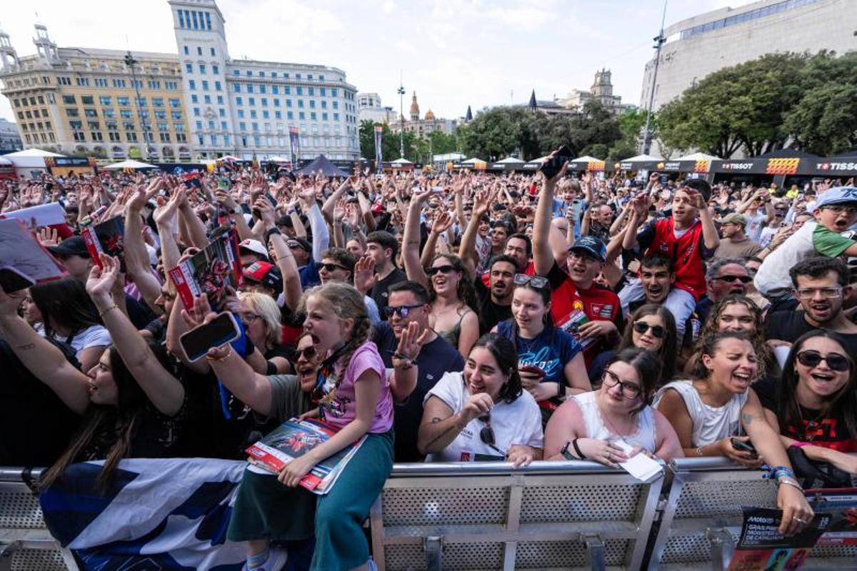 Los pilotos Dani Holgado, Pedro Acosta, Joan Mir, Àlex Rins, Jorge Martín y Àlex Márquez participan en la Fan Fest 2026 de MotoGP en la Plaça de Catalunya