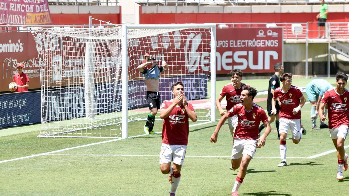 Los jugadores del Imperial celebran un gol en Nueva Condomina durante la final del play off