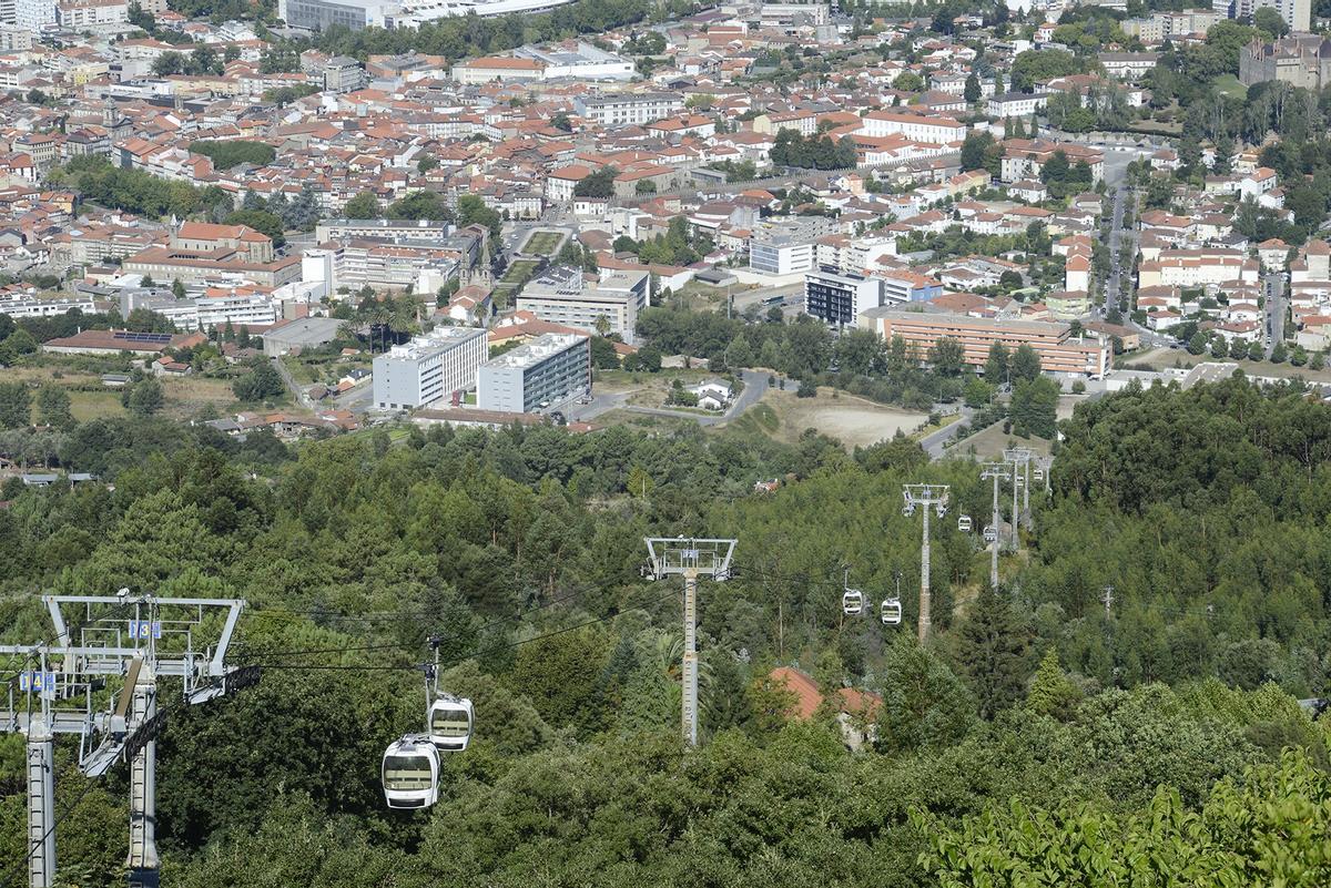 Vista del teleférico con la ciudad de Guimarães al fondo.