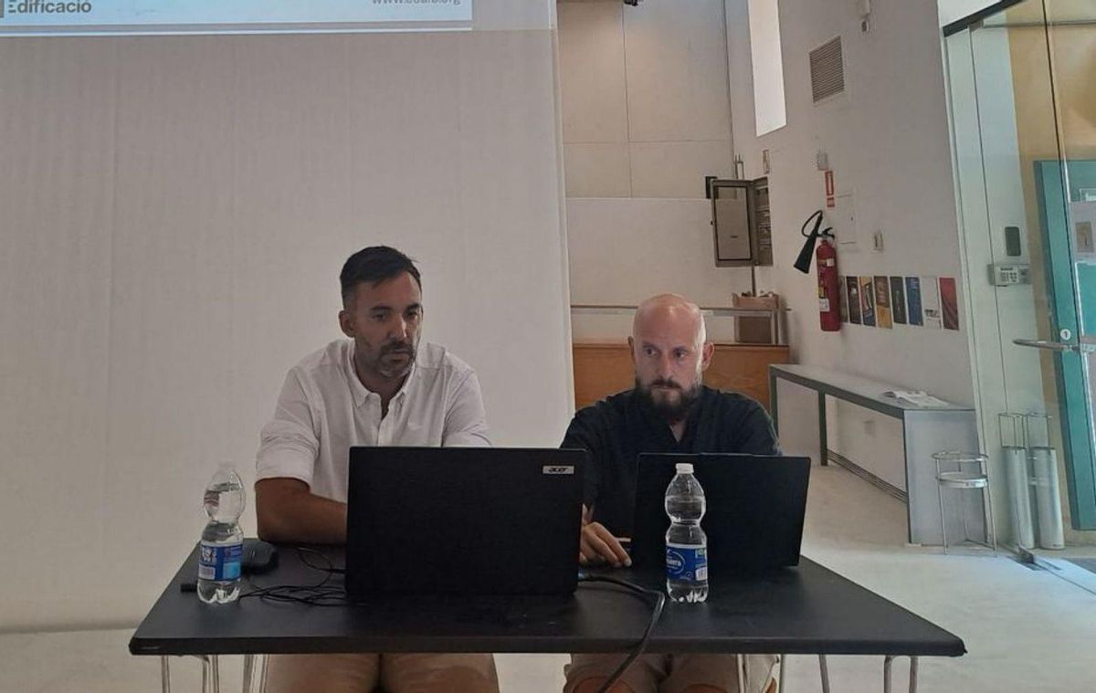 El presidente (izquierda) y el tesorero, durante la rueda de prensa. | N.BETETA