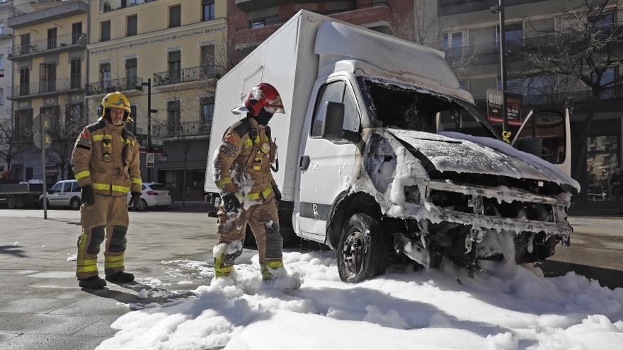 Crema un camió davant del Mercat del Lleó de Girona