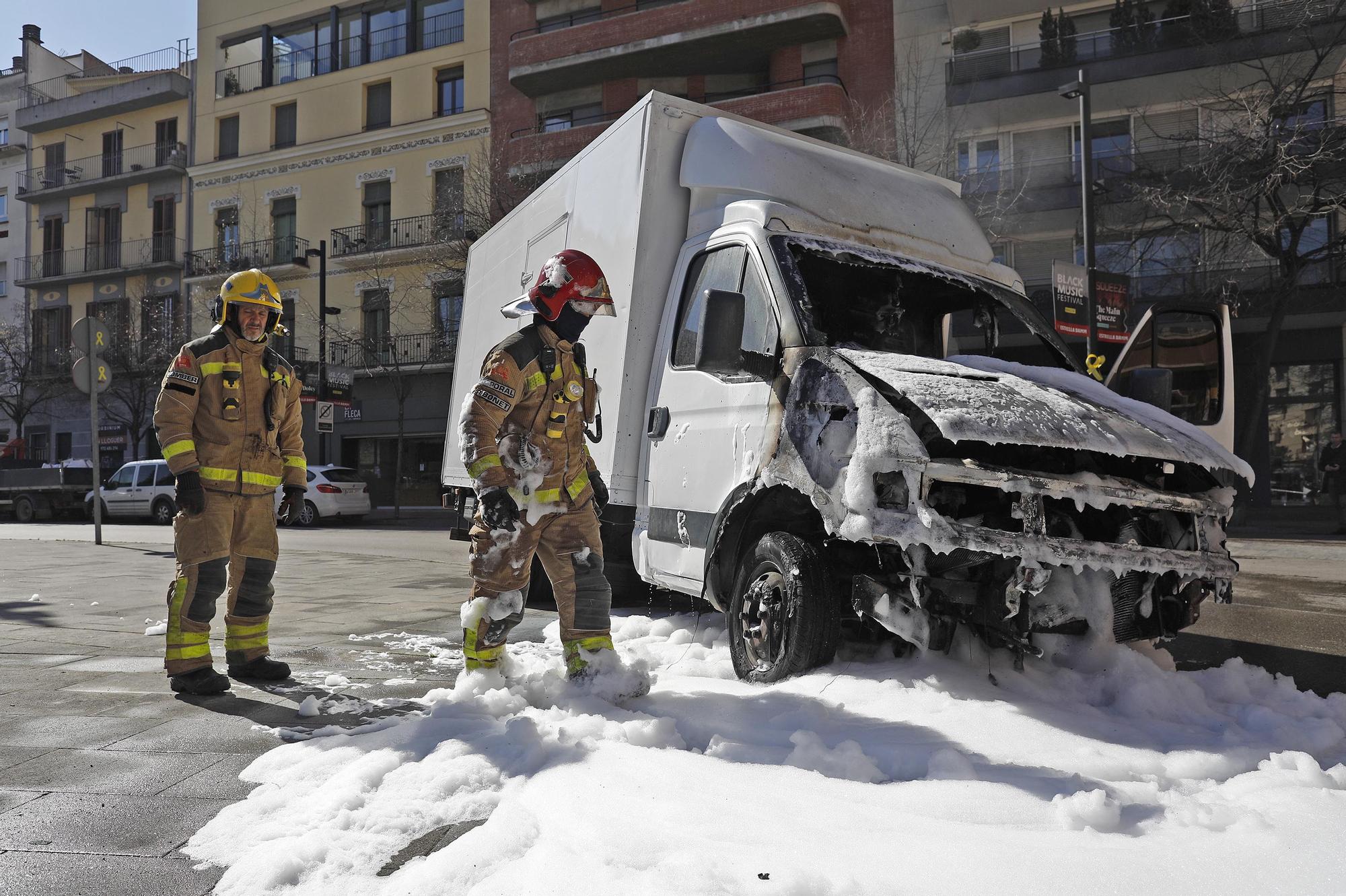 Crema un camió davant del Mercat del Lleó de Girona