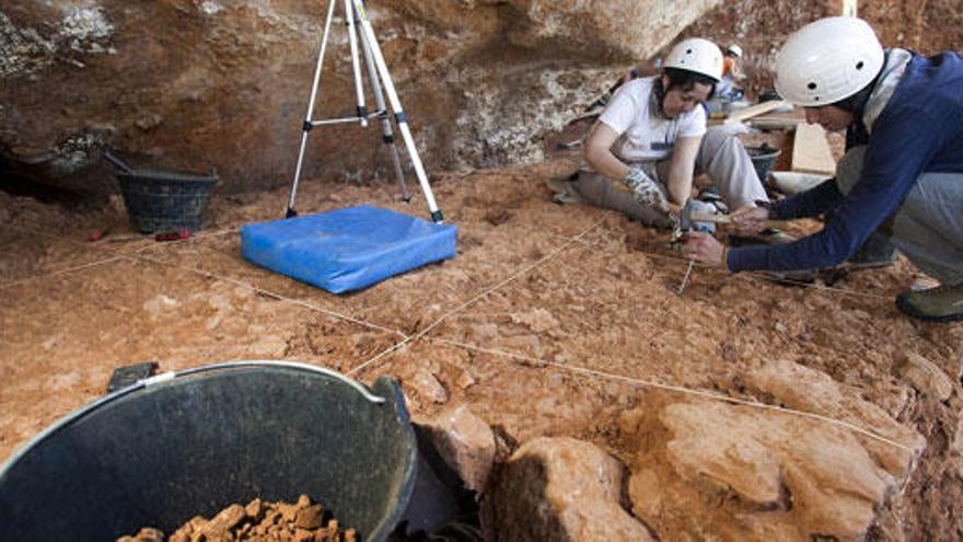 Dos arqueólogos trabajan en Atapuerca.