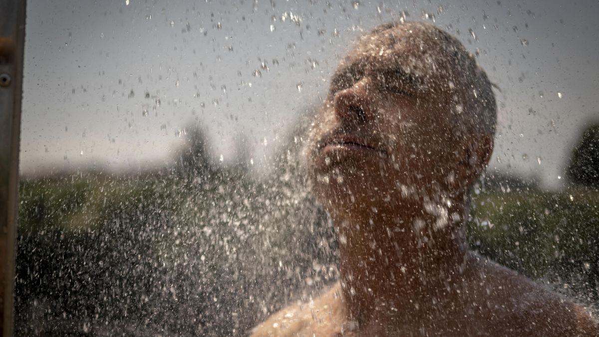 Un hombre se refresca en las termas de A Chavasqueira.