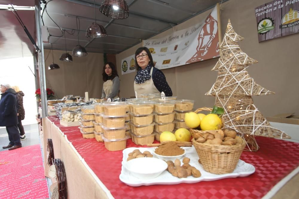 Ximo Puig inaufura la Feria de Navidad de Xixona 2019