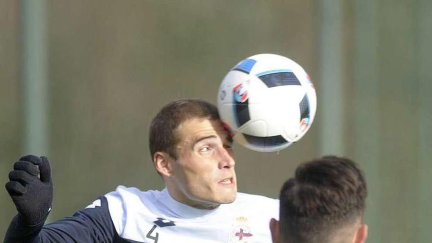 Álex Bergantiños golpea el balón con la cabeza en el entrenamiento de ayer.