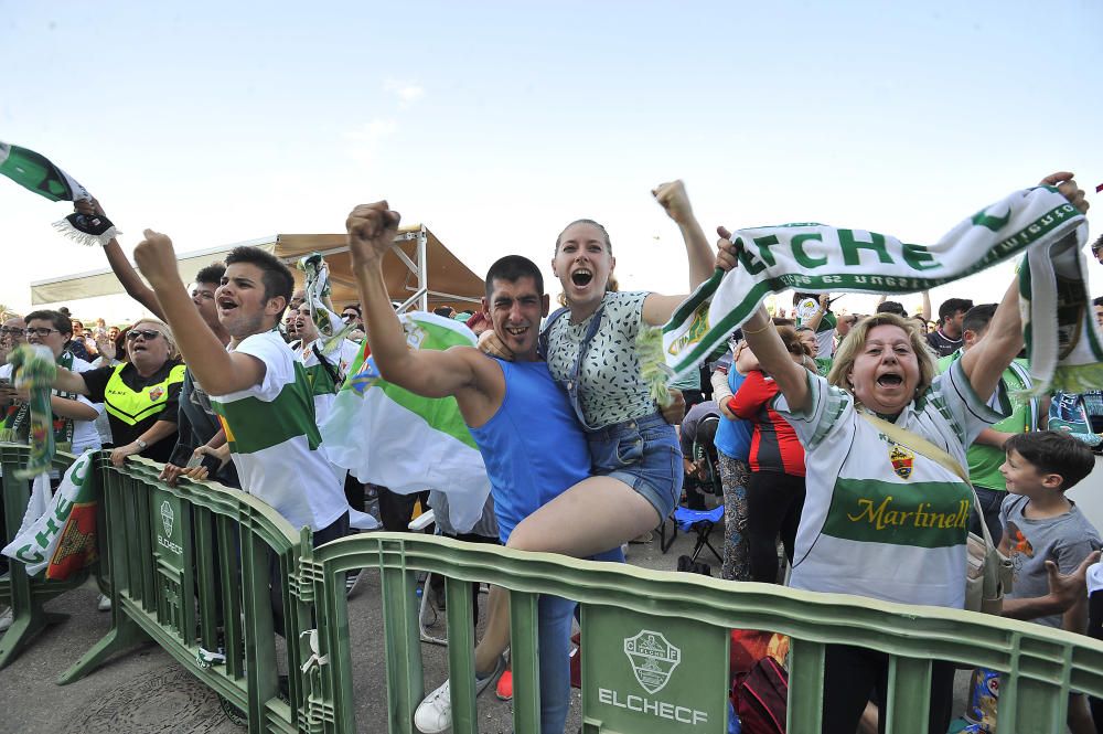 Unos mil aficionados ven el triunfo del Elche en pantalla gigante junto al estadio Martínez Valero