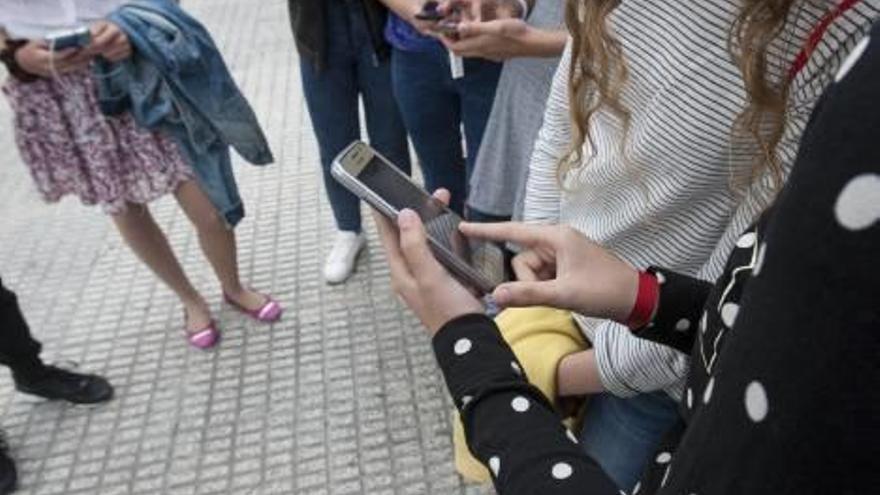 Adolescentes adictos a lo digital y a algo más