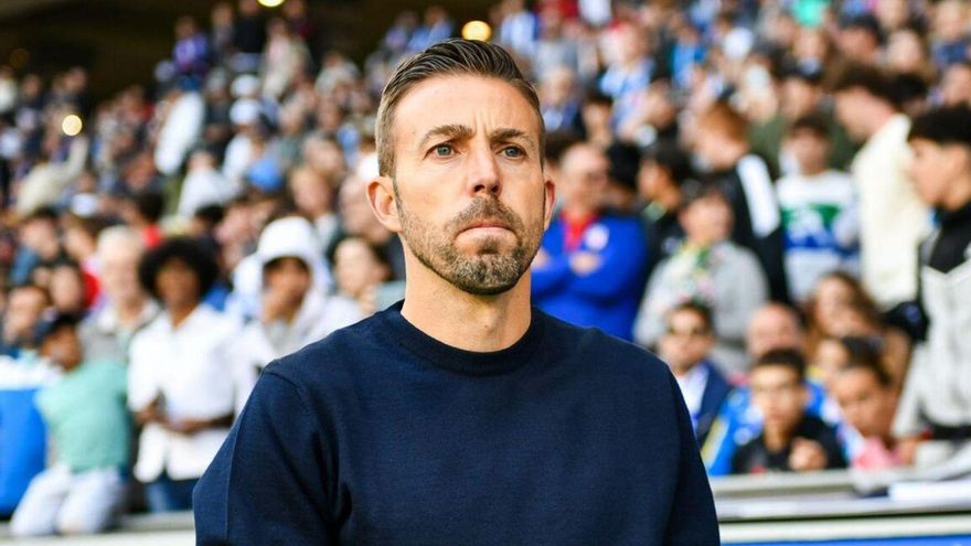 Luis García Fernández, en su etapa como técnico del RCD Espanyol, en la banda de Cornellà.