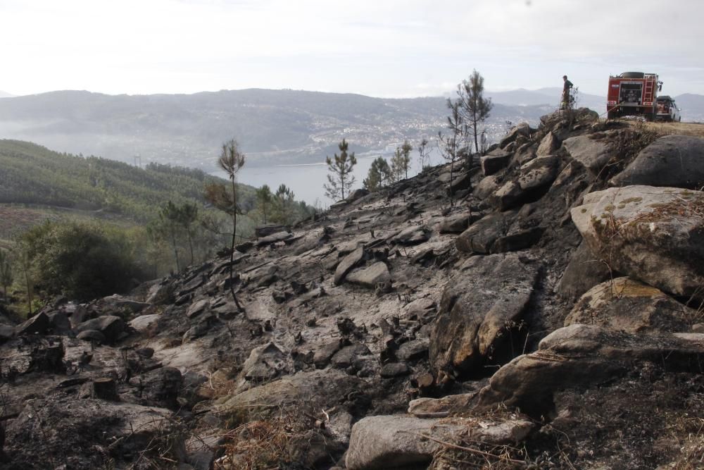 Incendios en Galicia | Un incendio nocturno quema 15 hectáreas en Domaio sobre el puente de Rande