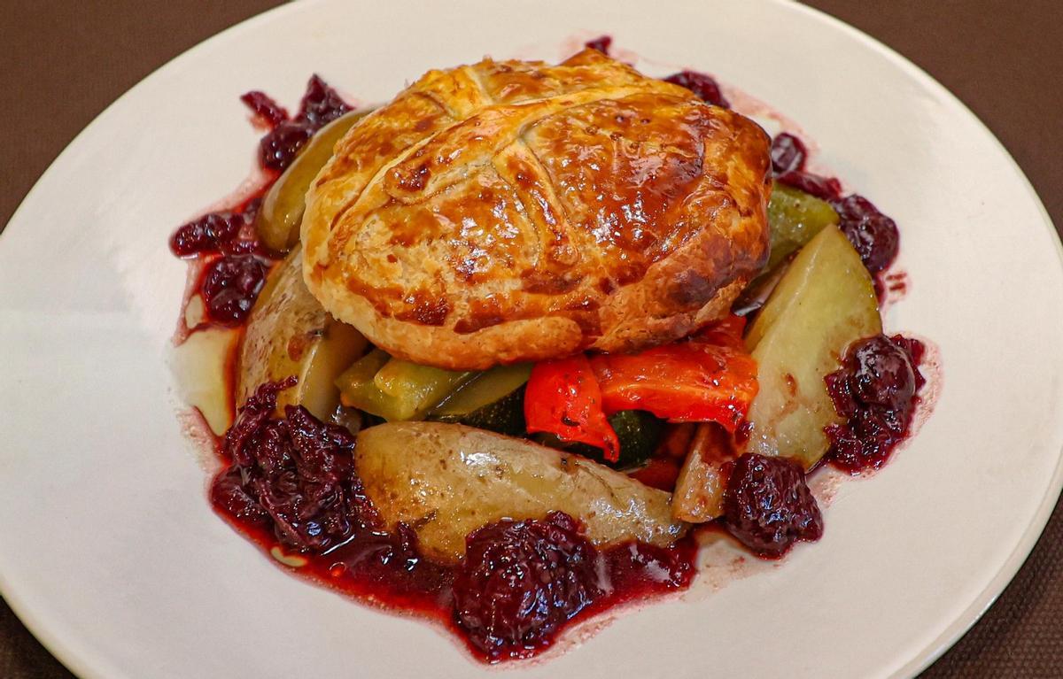 Solomillo Wellington de cerdo relleno de cerezas al vino tinto.