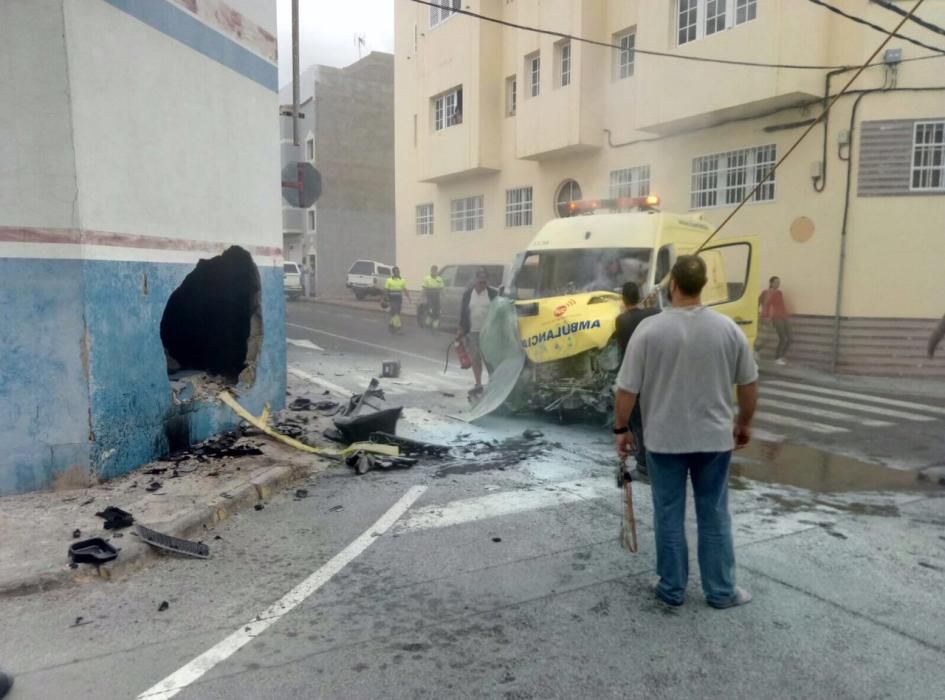 Accidente de una ambulancia en Vecindario