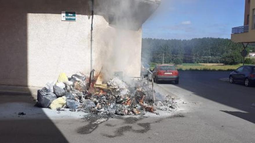 Continúa la quema de colectores de basura en Carballo
