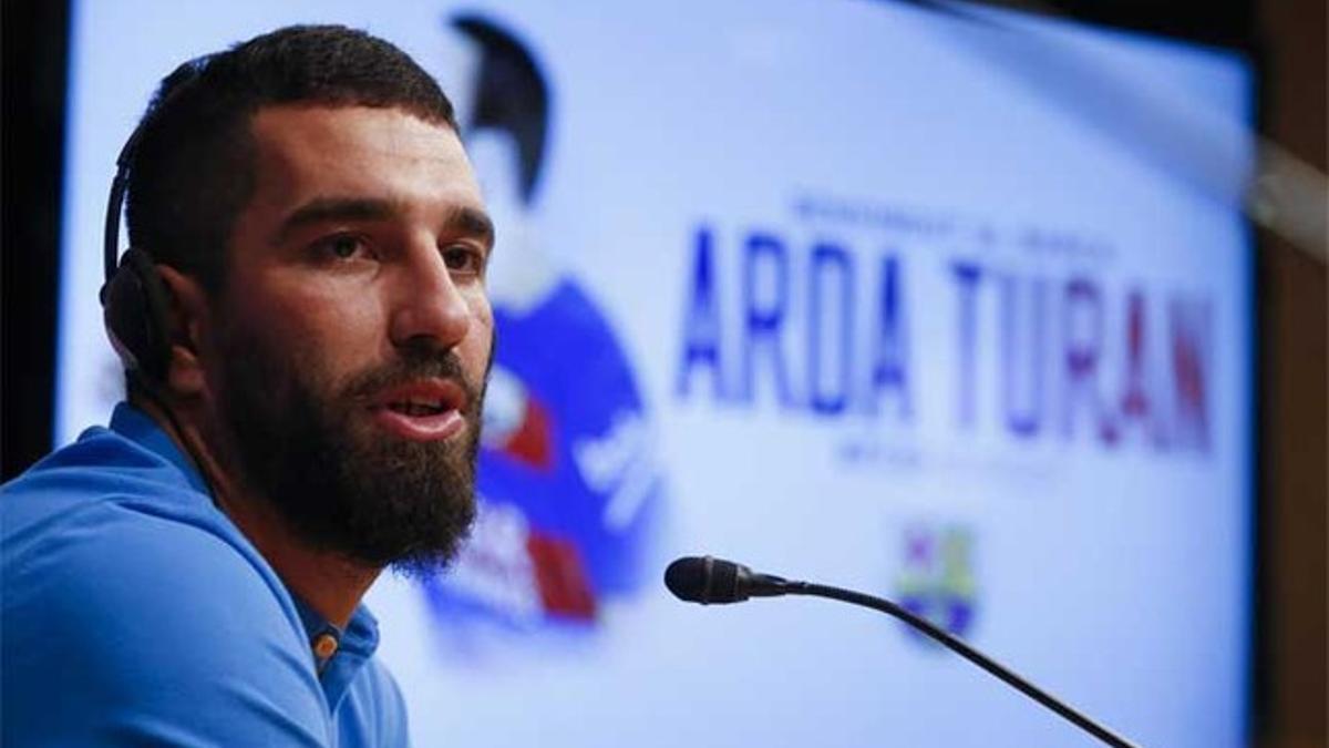 Arda Turan será el cuarto turco en lucir los colores del FC Barcelona, pero el segundo en hacerlo en partidos oficiales