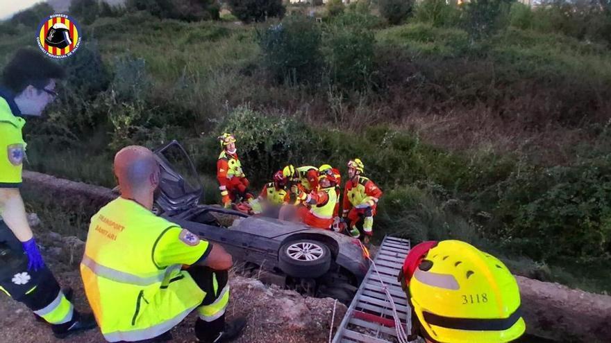 Herido un conductor tras salirse de la vía en Albalat dels Tarongers y acabar en una acequia