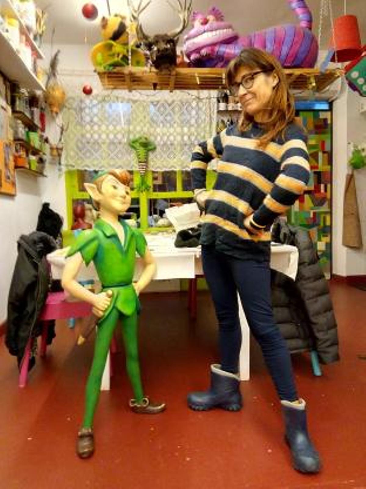 Antía Ferrer Lendoyro, artesana del papel y cartón piedra