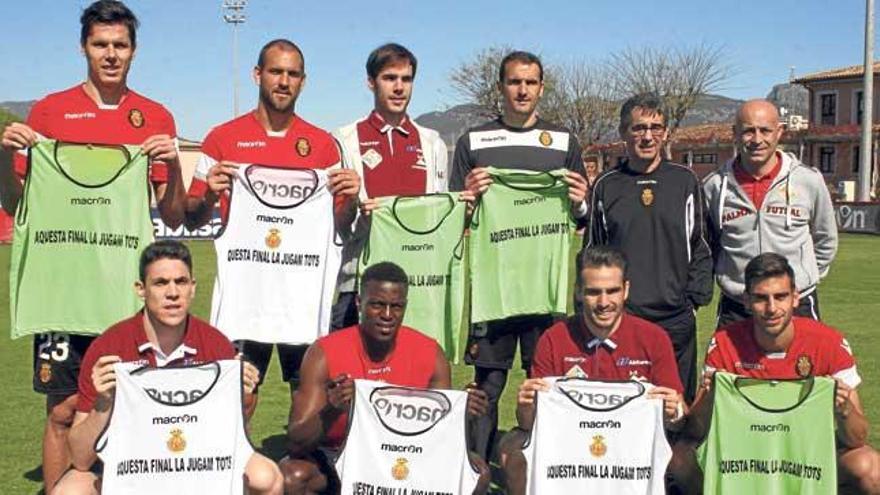 El Palma Futsal visita al Mallorca, que se ejercita con petos con el lema de la final de Sevilla.