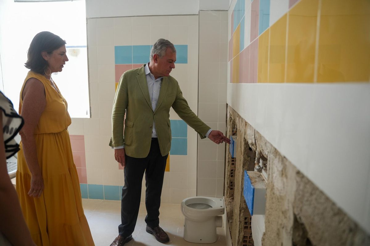 El alcalde de Sevilla, José Luis Sanz, visitando las obras en el CEIP Adriano.