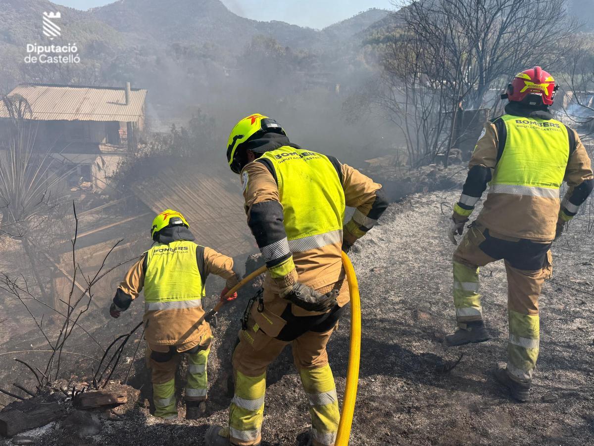 El Consorcio de Bomberos de Castellón continúa trabajando en el incendio forestal de la Vall d'Uixó