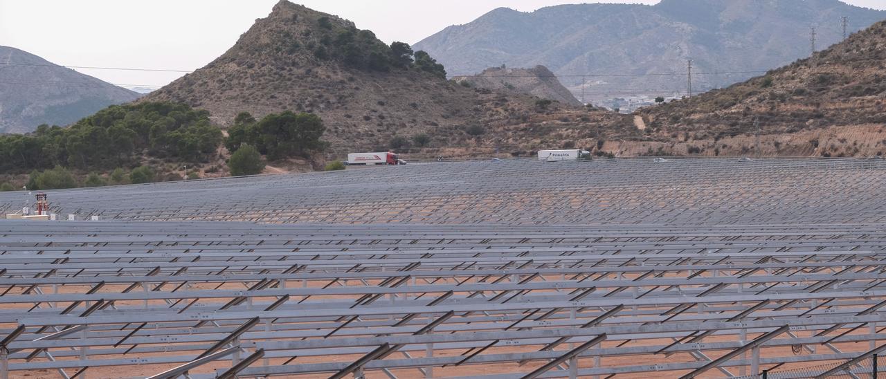 Trabajos de instalación de un parque fotovoltaico en Petrer.