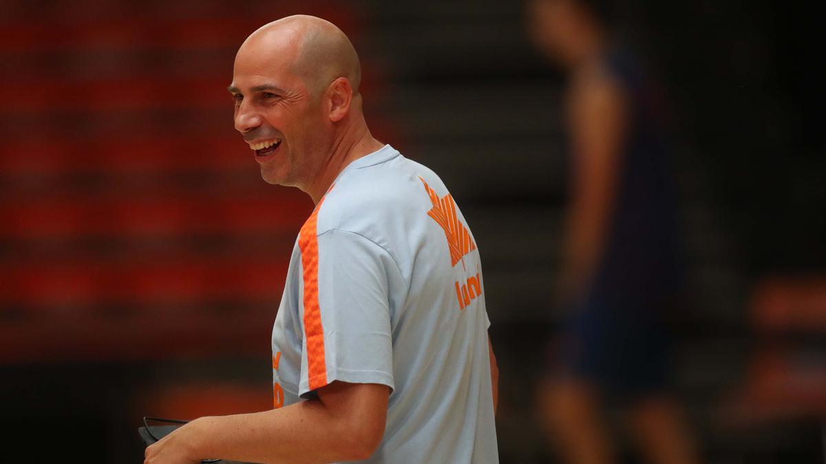 El técnico Joan Peñarroya, durante un entrenamiento en La Fonteta.