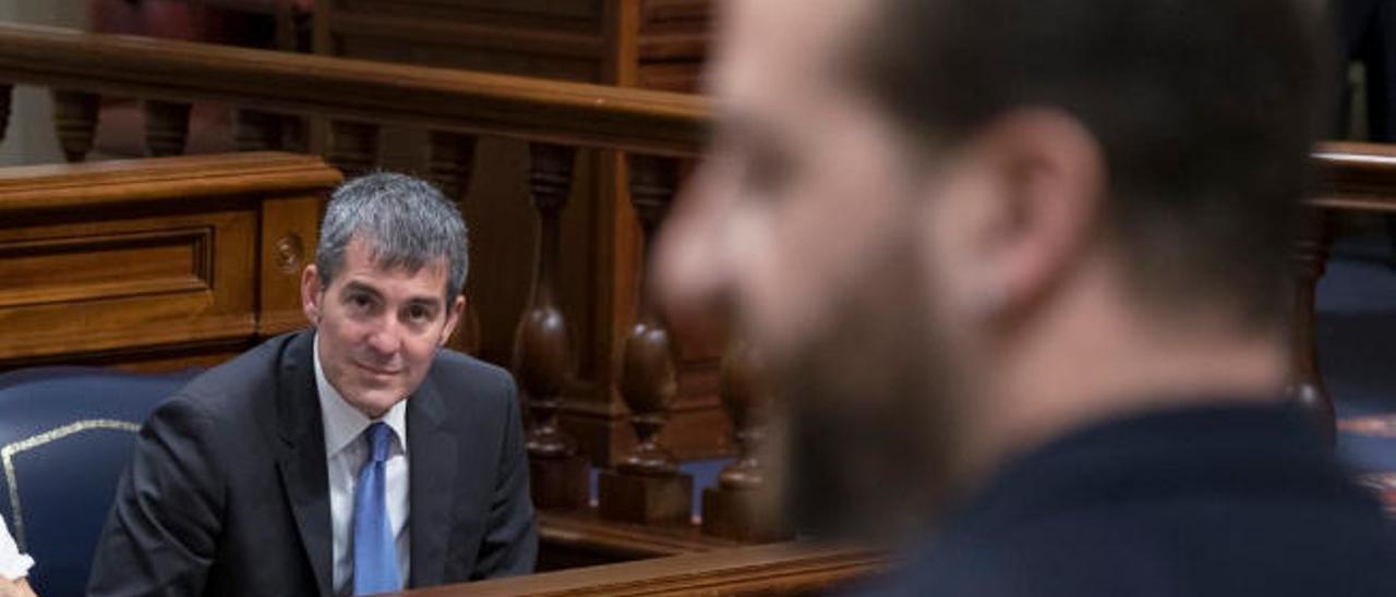 Fernando Clavijo, ayer, en el pleno del Parlamento de Canarias, mientras escucha una pregunta de Juan José Márquez, de Podemos.