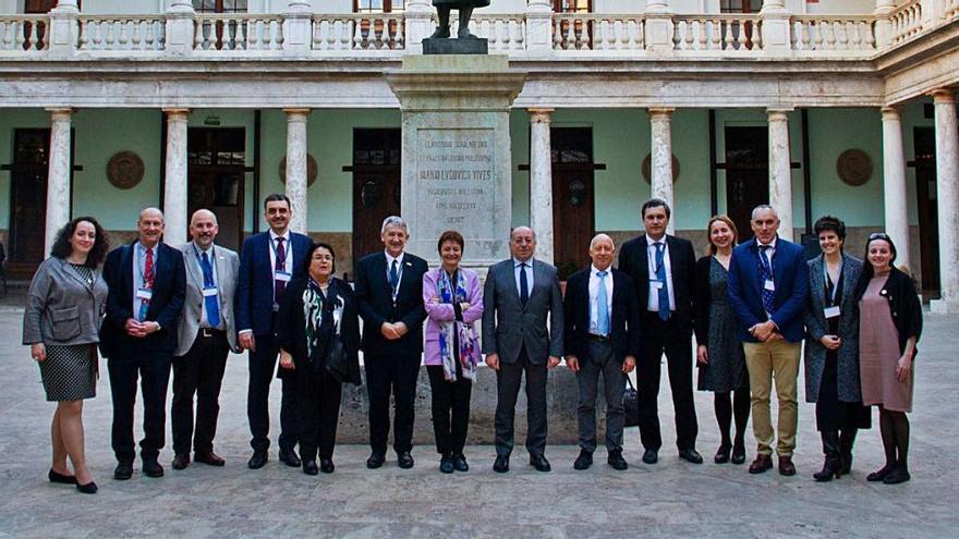 La rectora, Mavi Mestre, amb la resta de representants de l&#039;aliança, en la trobada de València.