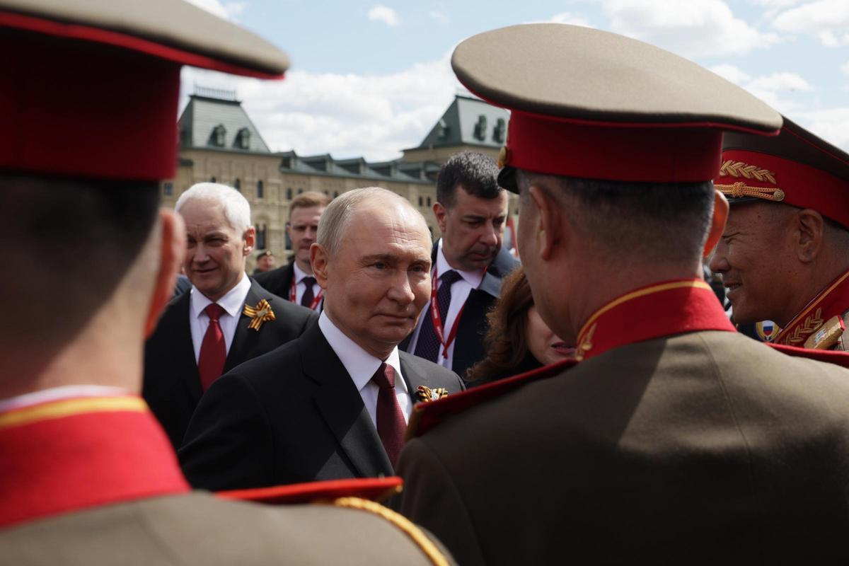 El presidente de Rusia, Vladimir Putin, en el centro de la imagen, en Moscu. Foto de archivo