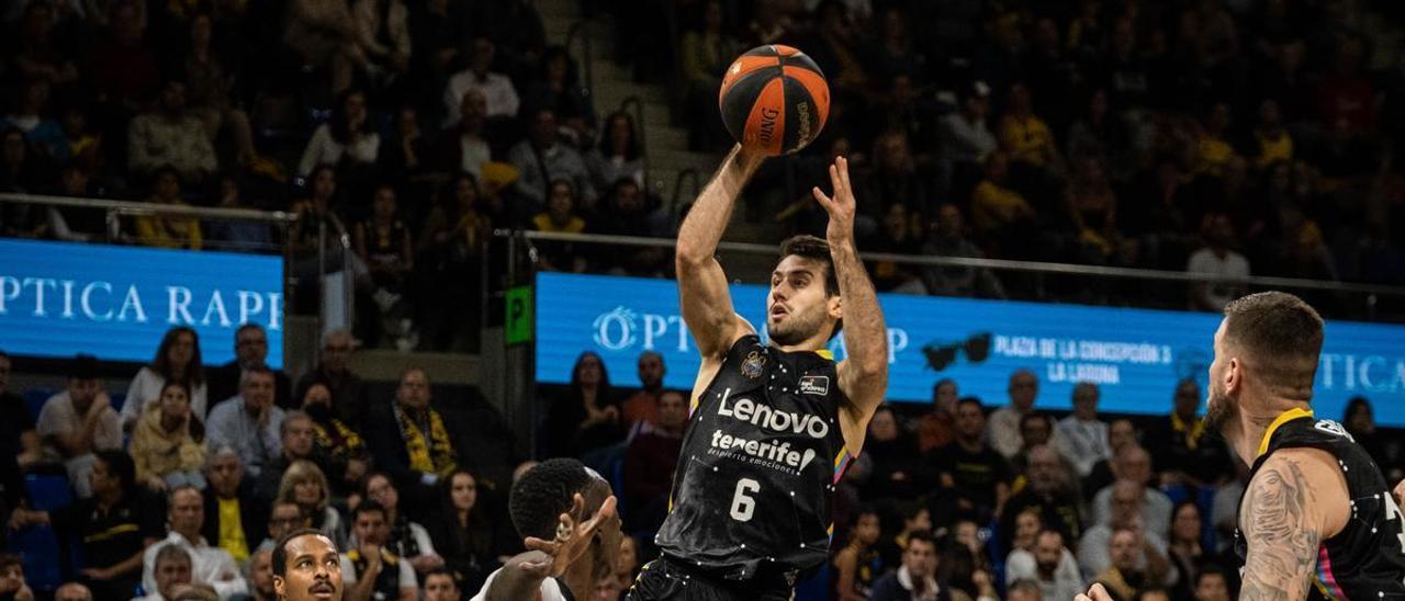 Bruno Fitipaldo trata de pasar el balón a Fran Guerra en el Lenovo-Granada de la primera vuelta.