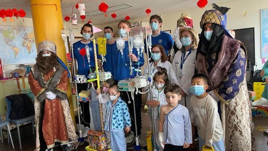 Regalos del Lucentum para los menores ingresados en el Hospital de Alicante