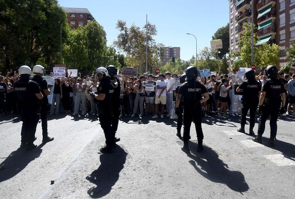 Todas las imágenes de la protesta por la Ebau y las cargas policiales junto a la Consejería de Educación