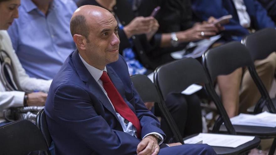 Dimite el alcalde de Alicante tras su doble procesamiento judicial