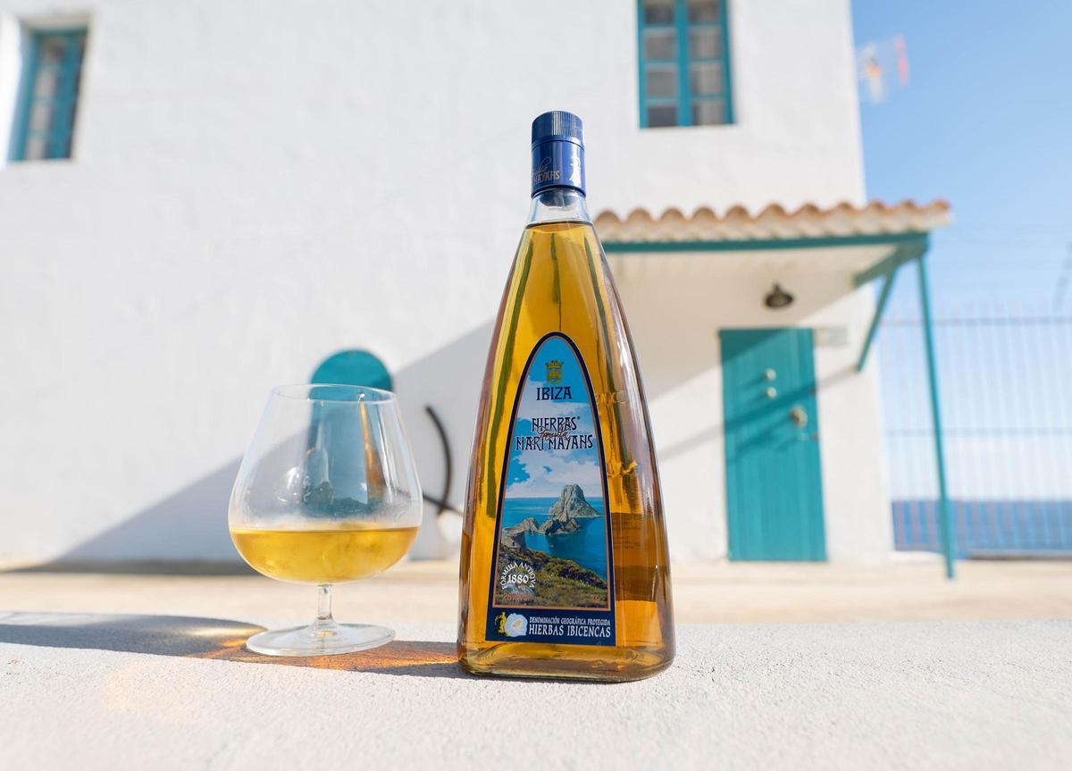 El proceso de elaboración comienza con la recogida manual de plantas aromáticas.