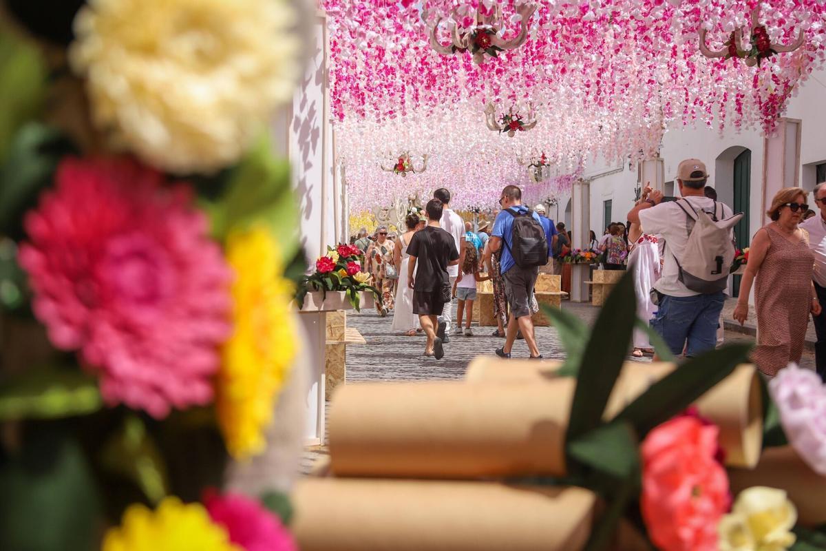 Una de las calles de Campo Maior engalanadas con flores.