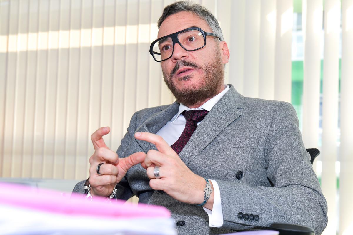 El fiscal delegado de Violencia sobre la Mujer en Las Palmas, Jesús Lomba, durante la entrevista en su despacho