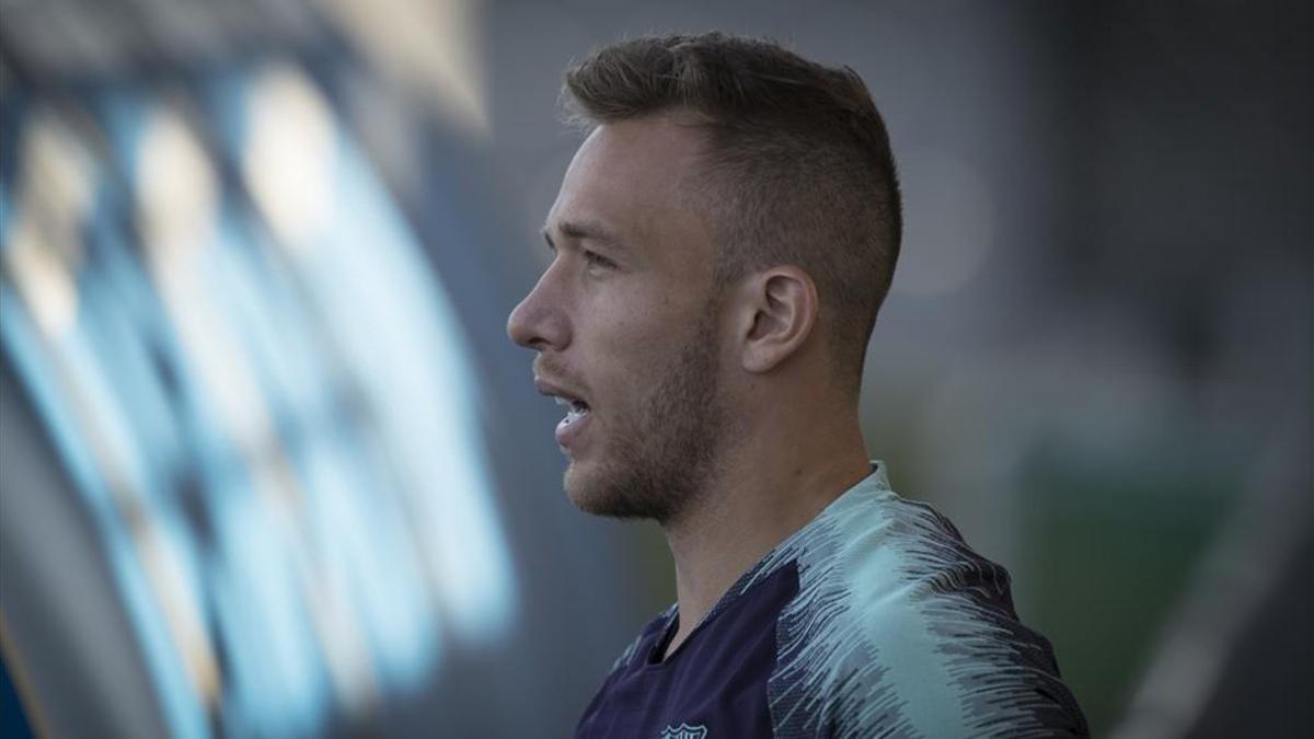 Arthur Melo, a su salida al campo de  entrenamiento para preparar el Barça-Girona