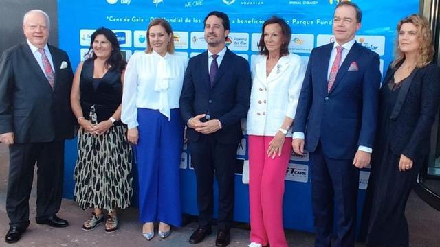 La familia Kiessling, la presidenta del Parlamento, Astrid Pérez y la viceconsejera y el director general de Transición Ecológica del Gobierno de Canarias, Julieta Shallenberg y Ángel Pablo Montañés, respectivamente.